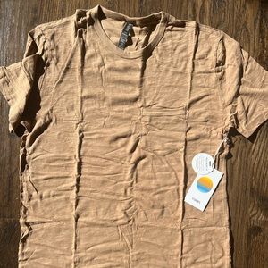 Mens Vuori “The Rise Tee” in Wheat Size M - NWT